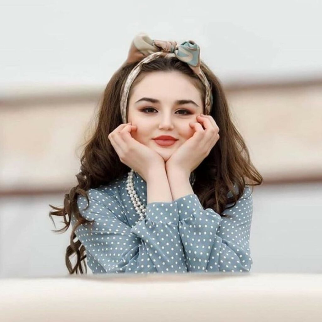 Cute Girl Pic for WhatsApp